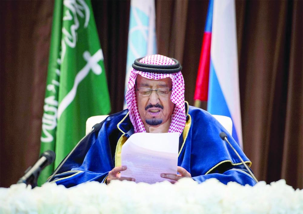 






خادم الحرمين ملقيا كلمته