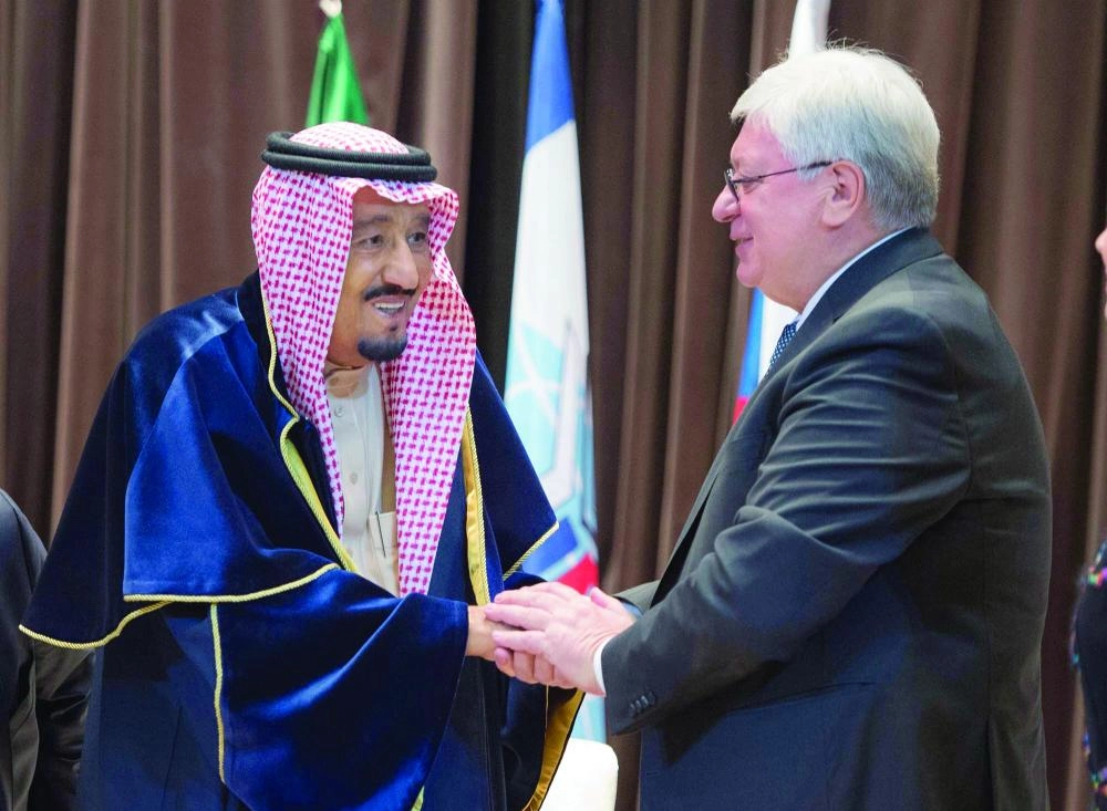 الملك سلمان لدى تسلمه الدكتوراه الفخرية من جامعة موسكو الحكومية (بندر الجلعود)