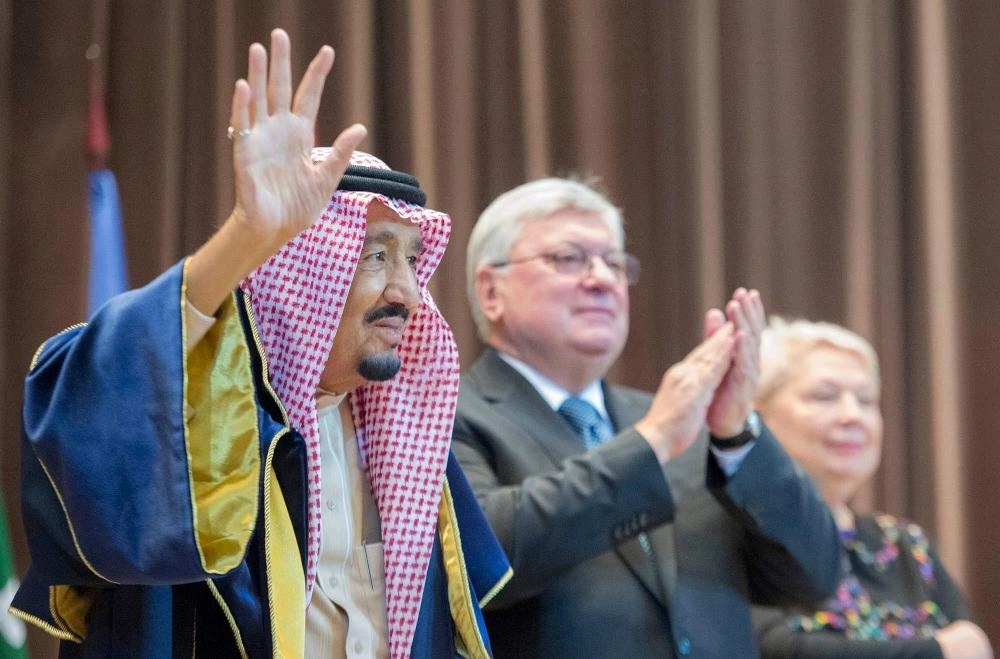 الملك سلمان لدى تسلمه الدكتوراه الفخرية من جامعة موسكو الحكومية (بندر الجلعود)
