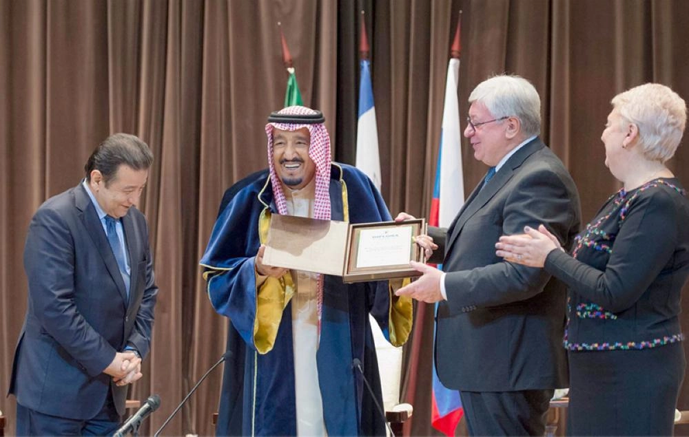 الملك سلمان لدى تسلمه الدكتوراه الفخرية من جامعة موسكو الحكومية (بندر الجلعود)