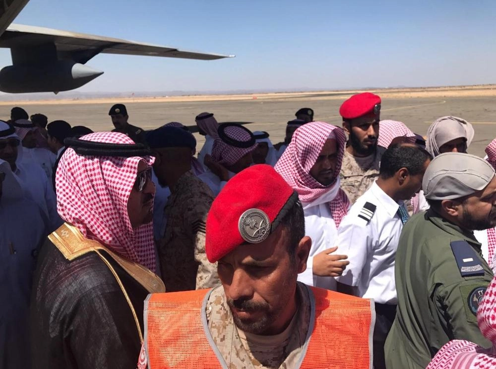 غلاب أبوخشيم مستقبلا جثمان الشهيد أحمد الزهراني (واس)