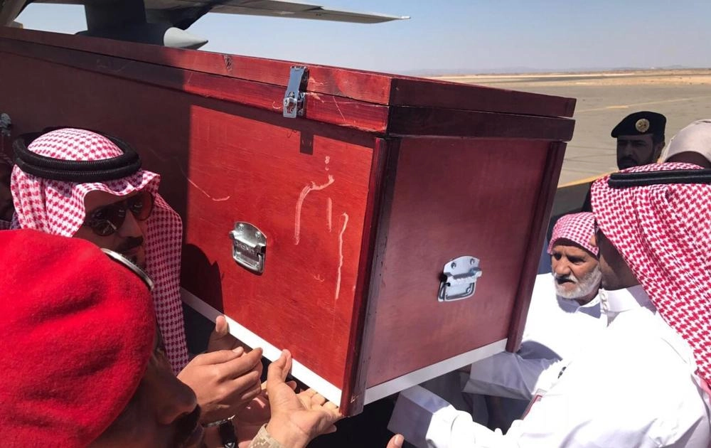 غلاب أبوخشيم مستقبلا جثمان الشهيد أحمد الزهراني (واس)