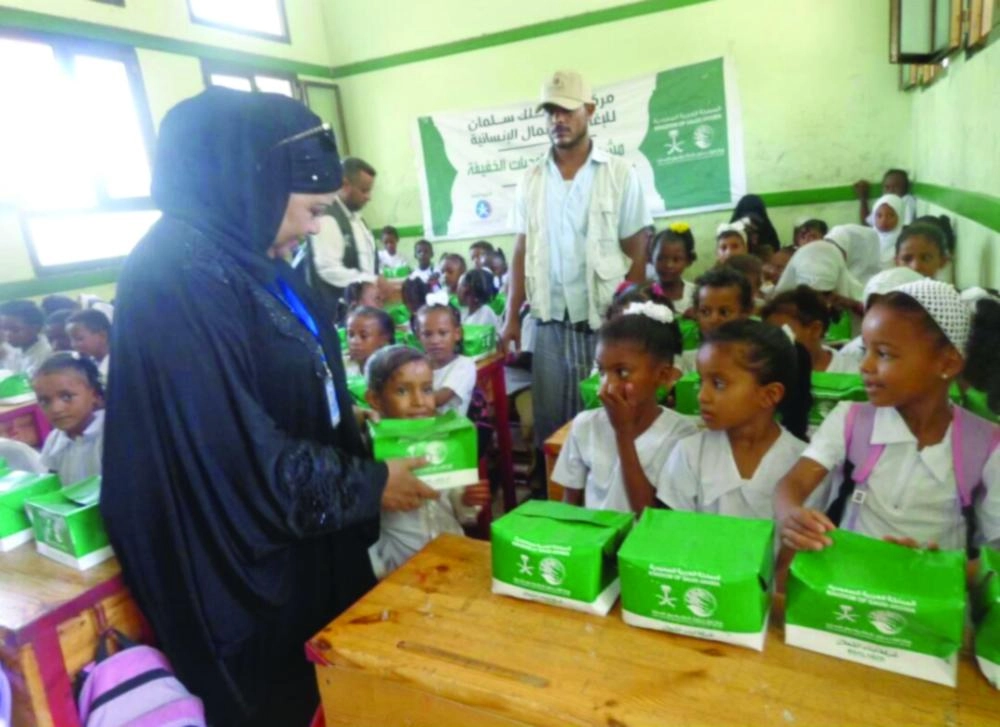 طلاب يمنيون نازحون بمدارس المخا يتسلمون وجبات غذائية خفيفة من مركز الملك سلمان (واس)