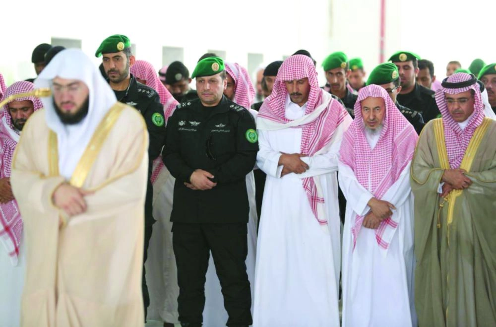 من الصلاة على الشهيد السبيعي في الحرم المكي أمس (واس)