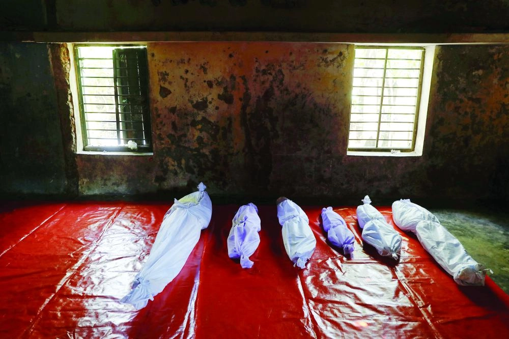 جثامين روهينجيين انتشلت بعد غرق قارب في طريقه لبنجلاديش (رويترز)