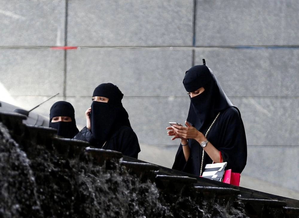 سيدات أثناء استخدام تطبيقات على الانترنت (مكة)