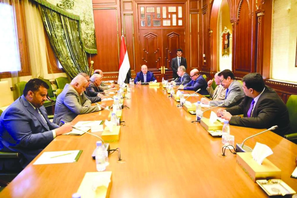 هادي خلال اجتماع مع هيئة مستشاريه في الرياض أمس (سبأ نت)