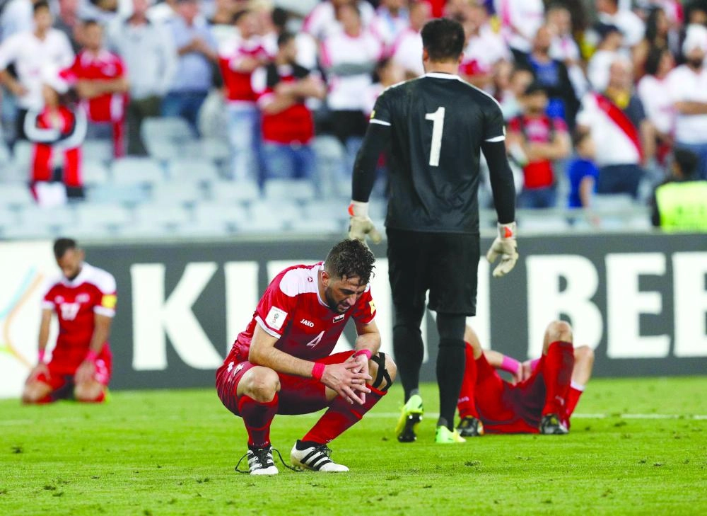  حسرة لاعبي سوريا عقب الخسارة أمس (رويترز)