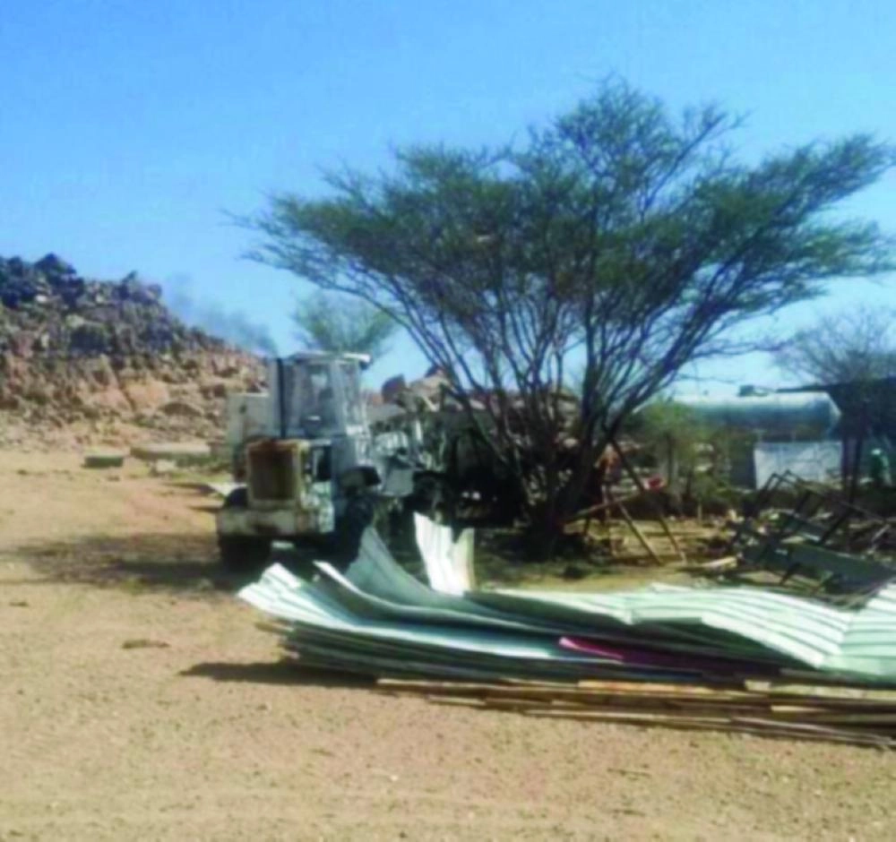 






جانب من إزالة التعديات أمس                                                            (أمانة الطائف)