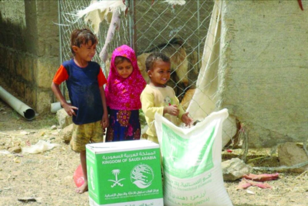 






 أطفال أسرة يمنية نازحة في مأرب بجوار سلال غذائية من مركز الملك سلمان                                      (واس)