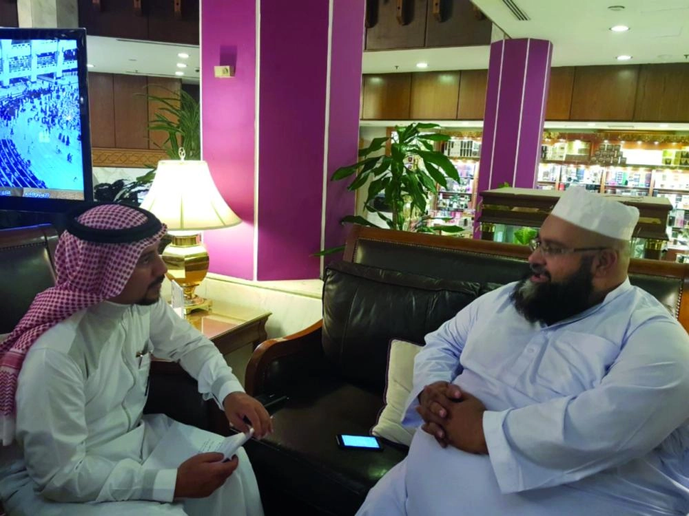 






أشرفي خلال الحوار                                                                                       (مكة)