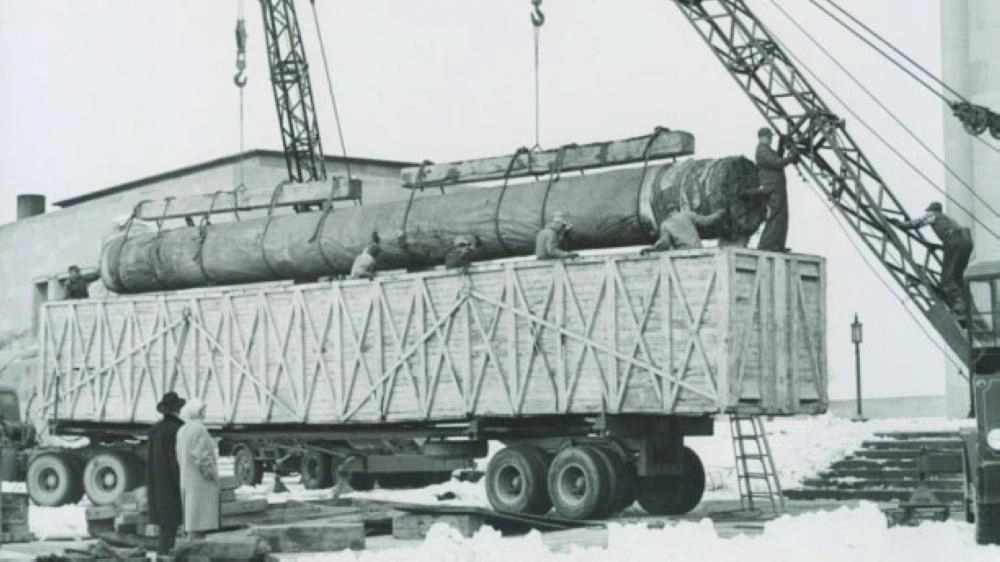 أثناء نقل اللوحة عام 1957 (متحف الحرب العالمية الأولى التذكاري)