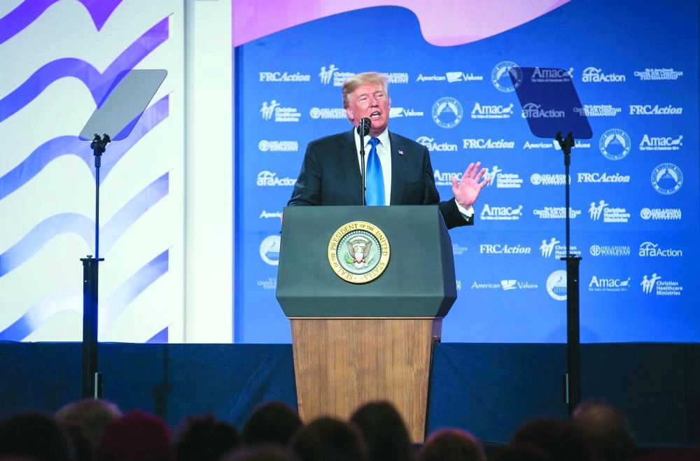 الرئيس الأمريكي دونالد ترمب يتحدث في واشنطن أمس (إ ب أ)