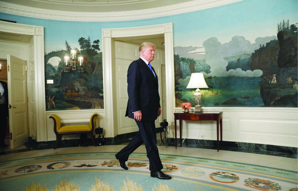 






ترمب في طريقه لعقد مؤتمر صحفي في البيت الأبيض أمس                                                                  (رويترز)