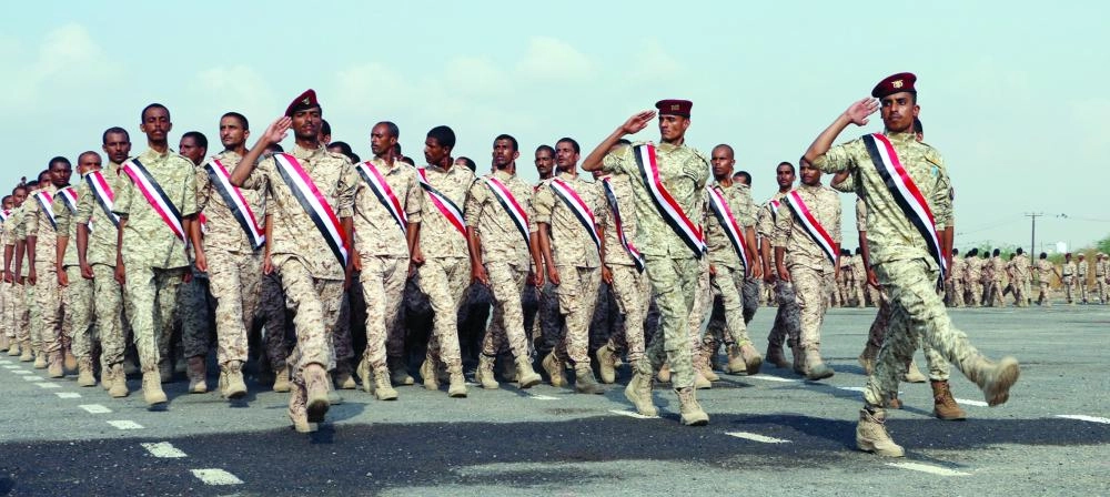 عرض عسكري للجيش اليمني في عدن أمس (إ ب أ)