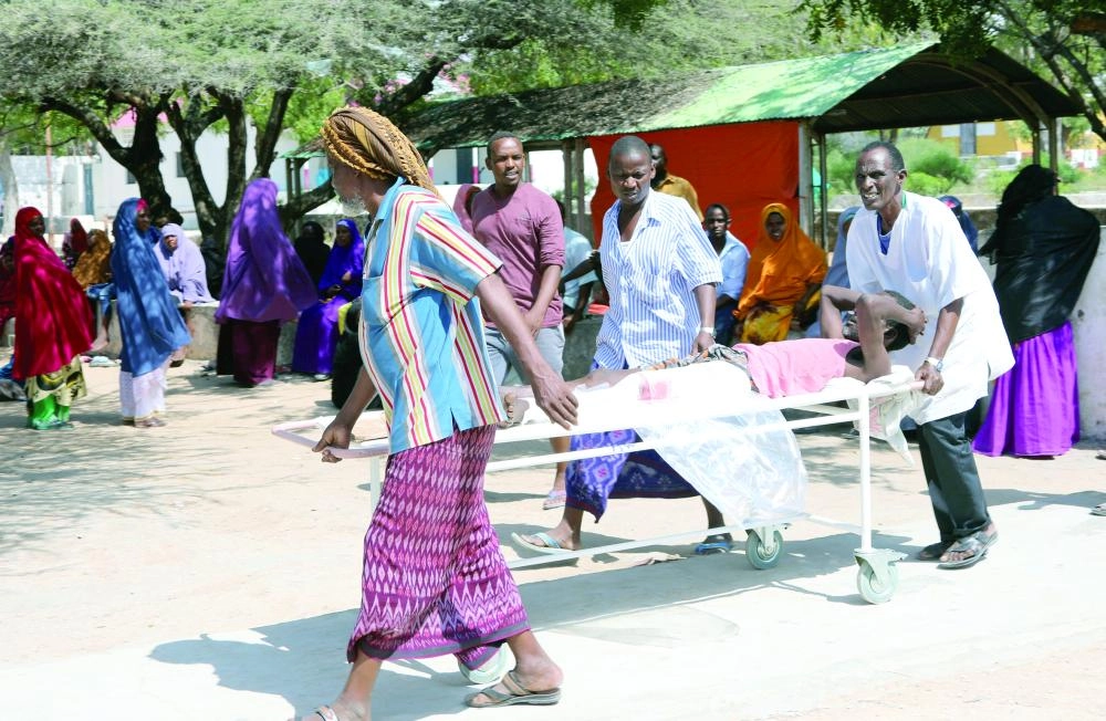 مسعفون ينقلون مصابا لتلقي العلاج بمقديشو                                       (رويترز)