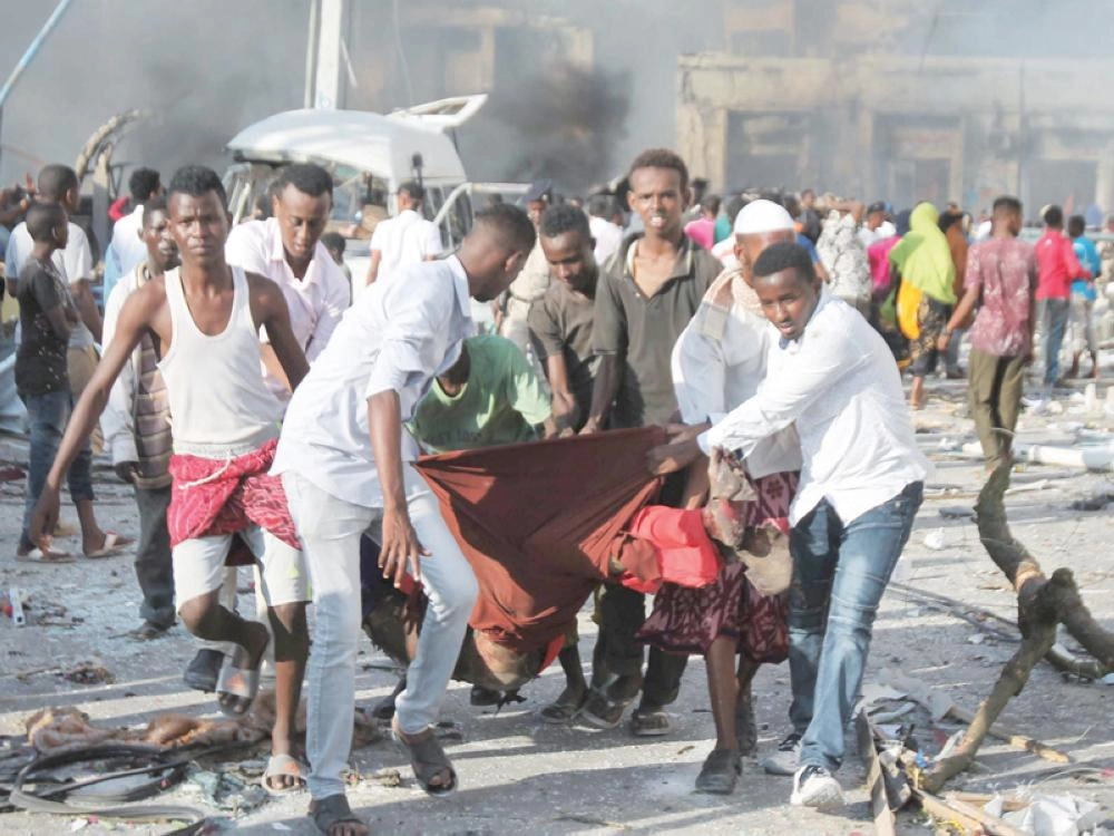 مسعفون ينقلون مصابا لتلقي العلاج بمقديشو                                       (رويترز)