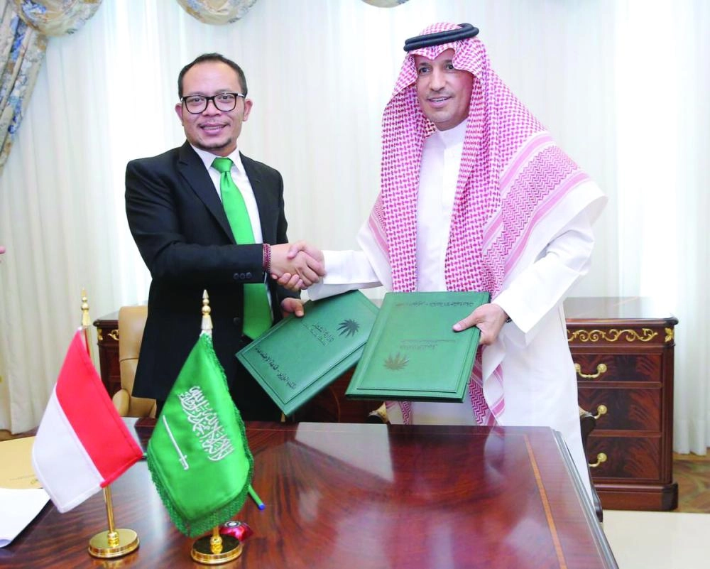 






علي الغفيص ومحمد ذاكري بعد توقيع الاتفاقية     (تويتر وزارة العمل)