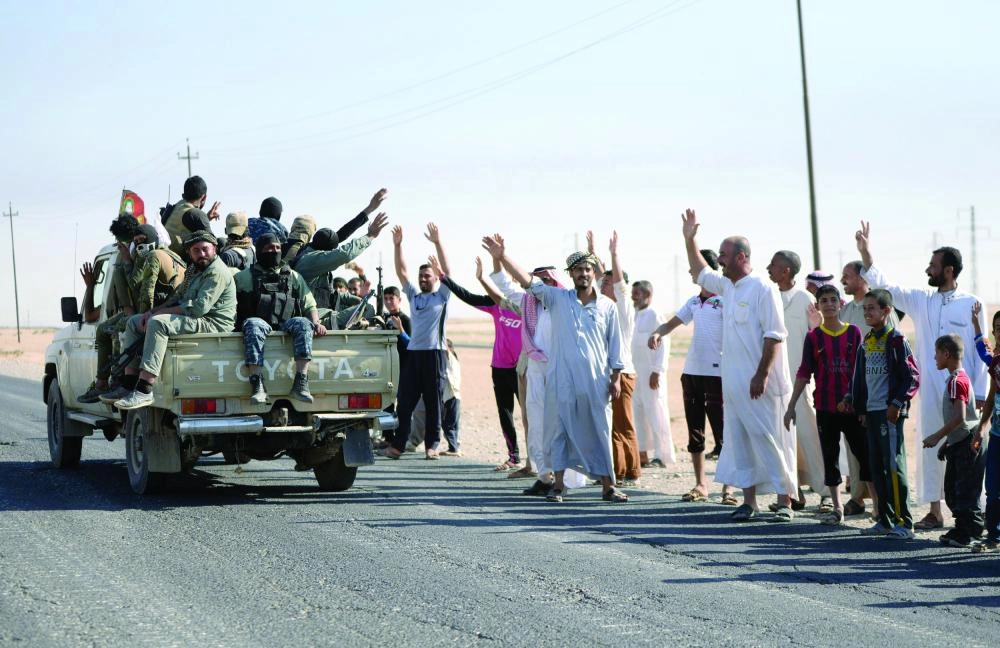 عرب كركوك يرحبون بالقوات العراقية لدى دخولها المدينة (إ ب أ)