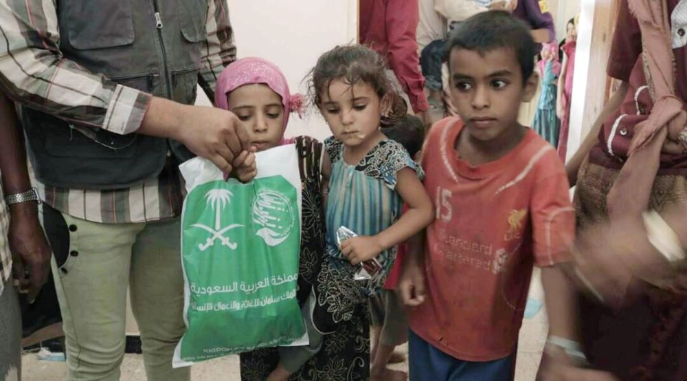 






أطفال يمنيون بشبوة يتسلمون مساعدات غذائية من مركز الملك سلمان                                                                                         (واس)