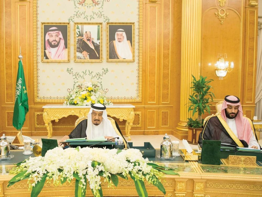 الملك سلمان خلال ترؤسه جلسة مجلس الوزراء في قصر اليمامة بالرياض أمس                                                                                                 (واس)