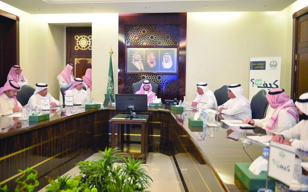 عبدالله بن بندر خلال ترؤسه اجتماع البرنامج (واس)