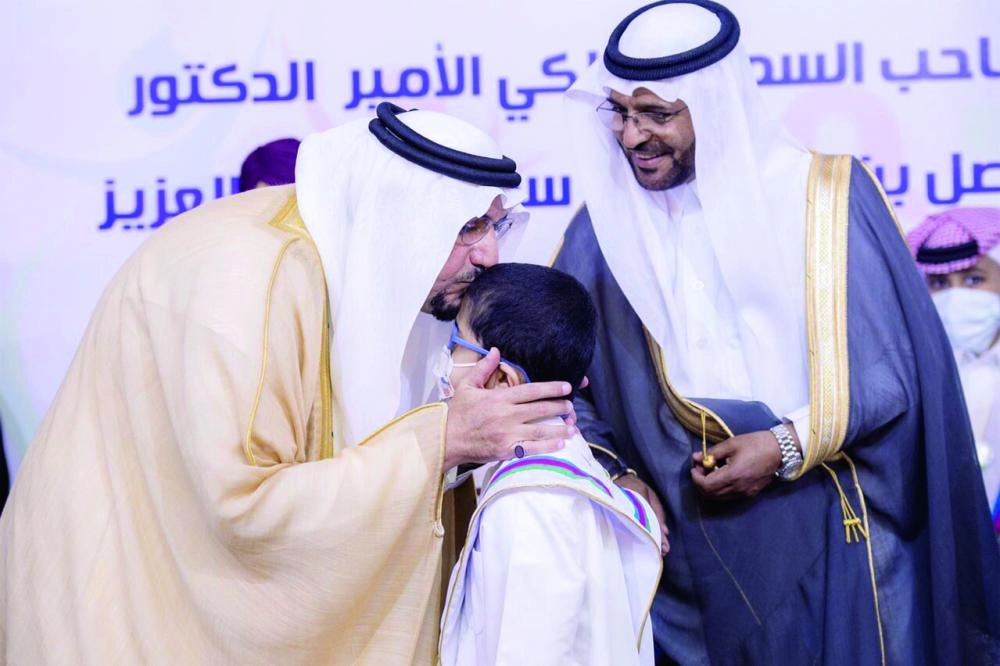 






فيصل بن مشعل مهنئا أحد الأطفال الناجحين      (مكة)