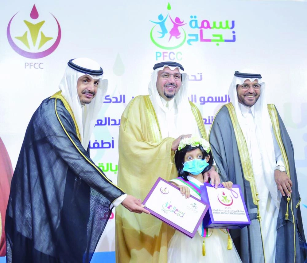 فيصل بن مشعل يسلم الهدايا لأحد الأطفال الناجحين (مكة)