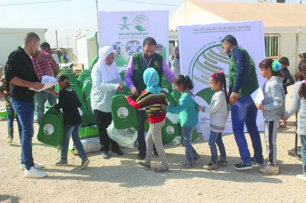 طلبة سوريون يتسلمون حقائب مدرسية سعودية بالزعتري (واس) 