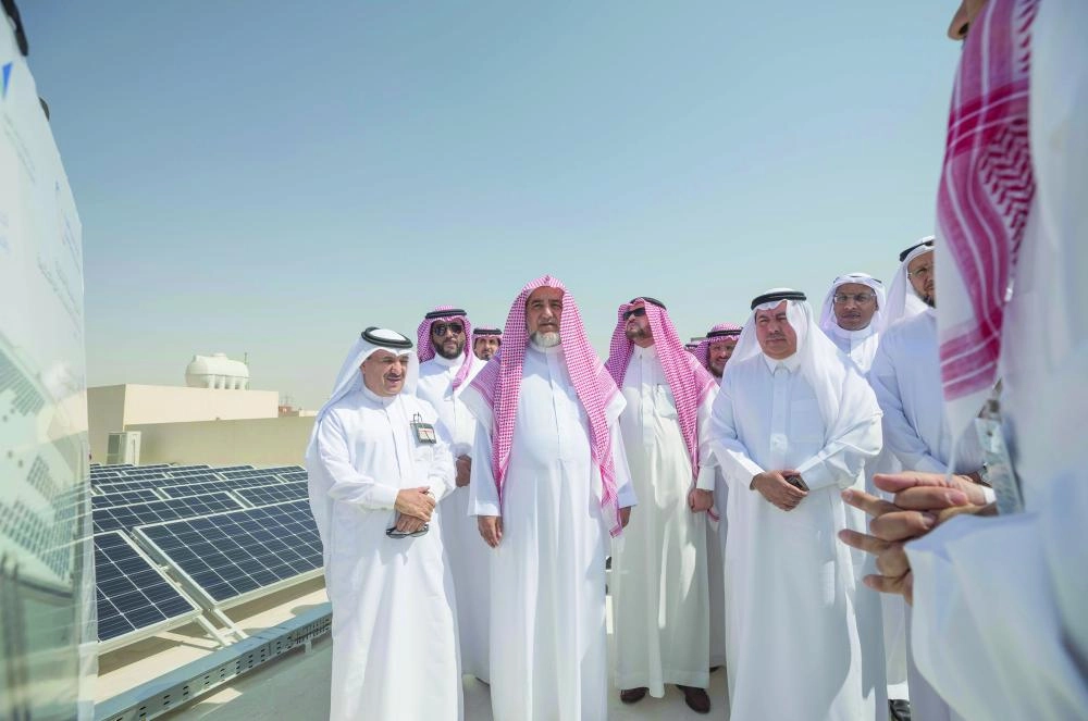 






صالح آل الشيخ لدى زيارته جامع الحكمة أمس                    (واس)