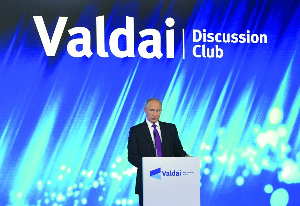 






بوتين يتحدث في منتدى فالداي بمنتجع سوتشي                (رويترز)