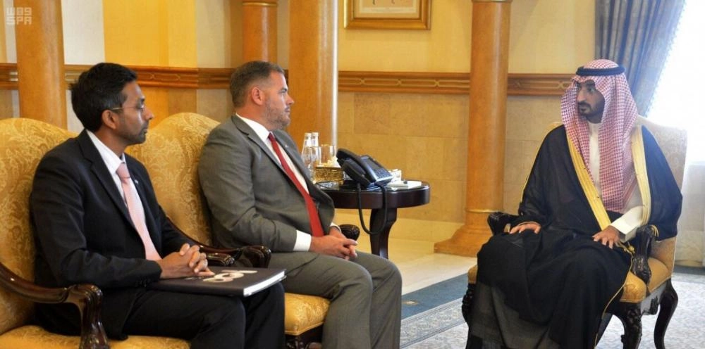 عبد الله بن بندر خلال لقائه بيري بيتش               (واس) 