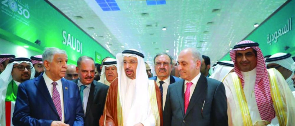 الفالح في جولة بجناح السعودية المشارك بالمعرض (وزارة الطاقة)