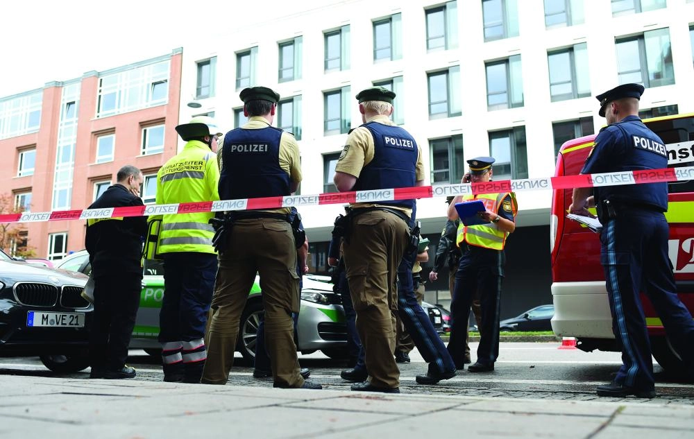 






الشرطة الألمانية في موقع الحادث بميونخ أمس                              (د ب أ)