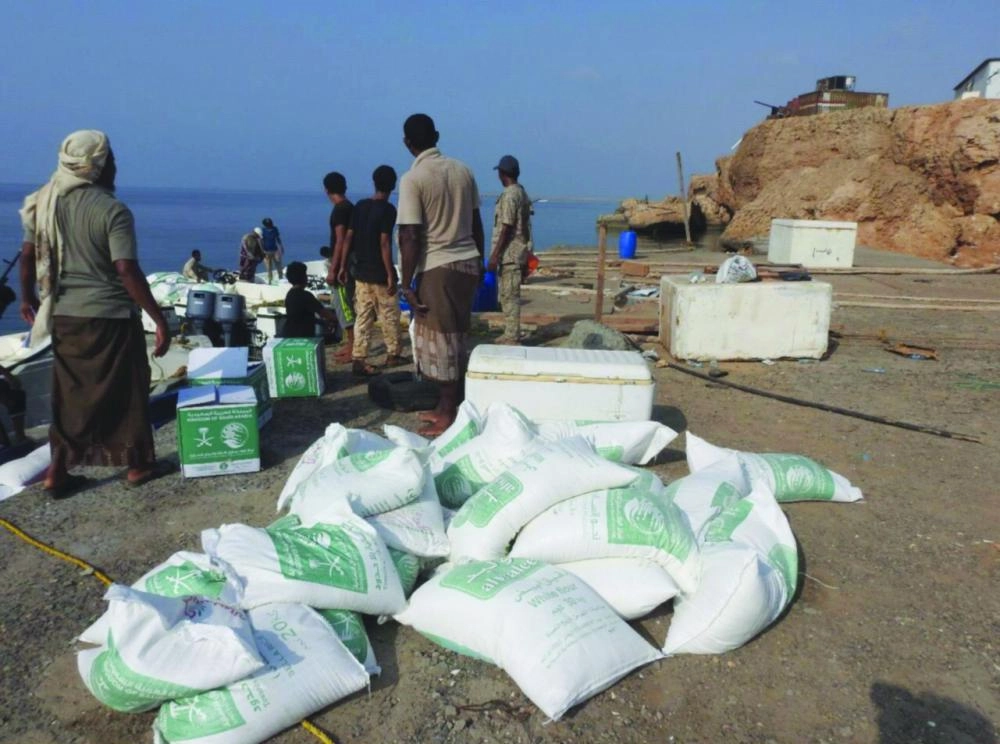 مساعدات غذائية من مركز الملك سلمان لأهالي جزيرتي الفشت وبكلان اليمنيتين (واس)