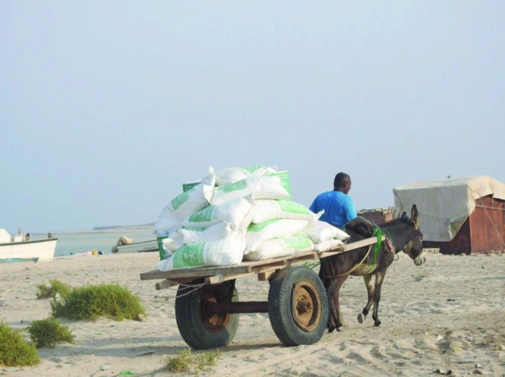 عربة تحمل مساعدات غذائبة من مركز الملك سلمان لتوزيعها في جزيرتي الفشت وبكلان (واس) 