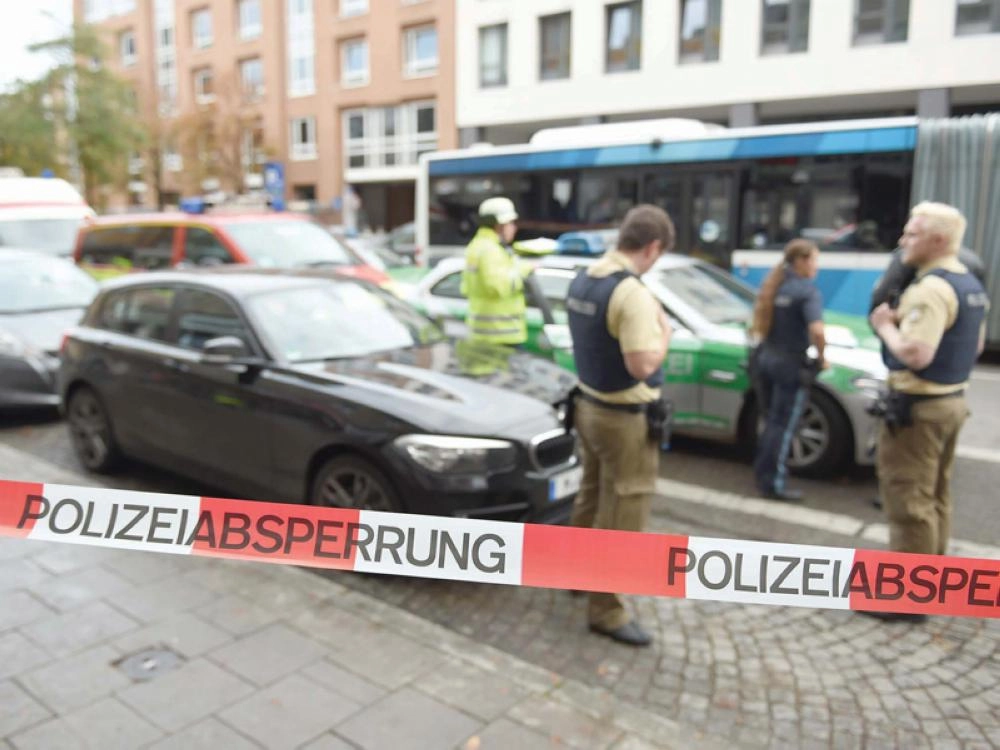 الشرطة تغلق الطريق المؤدي لموقع الحادث (د ب أ)