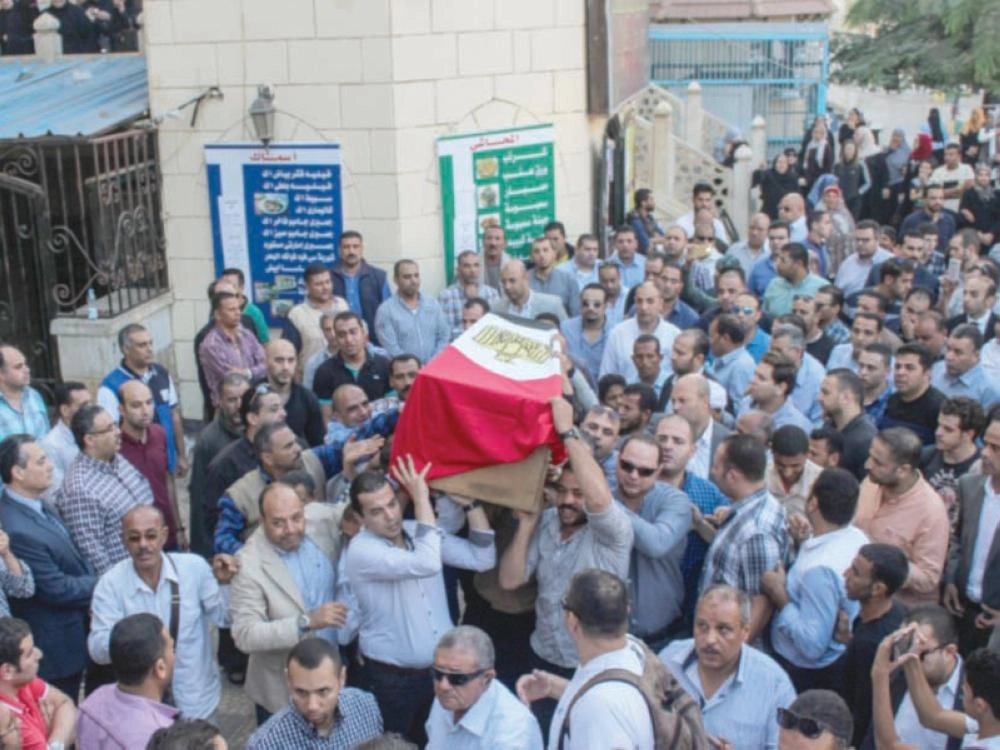 مصريون يحملون نعش ضابط استشهد في الهجوم الإرهابي بالصحراء الغربية (د ب أ)