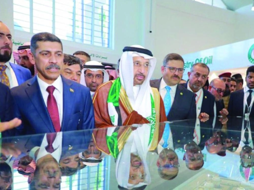 الفالح في جولة بالمعرض (وزارة الطاقة)