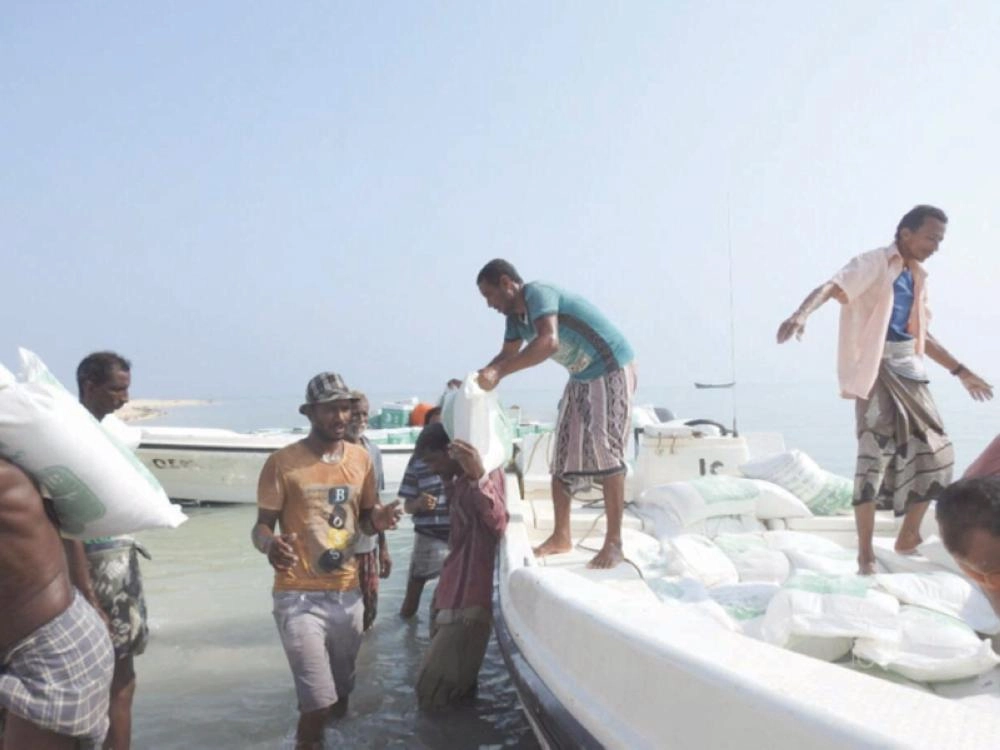 مساعدات غذائية من مركز الملك سلمان لأهالي جزيرتي الفشت وبكلان اليمنيتين (واس)