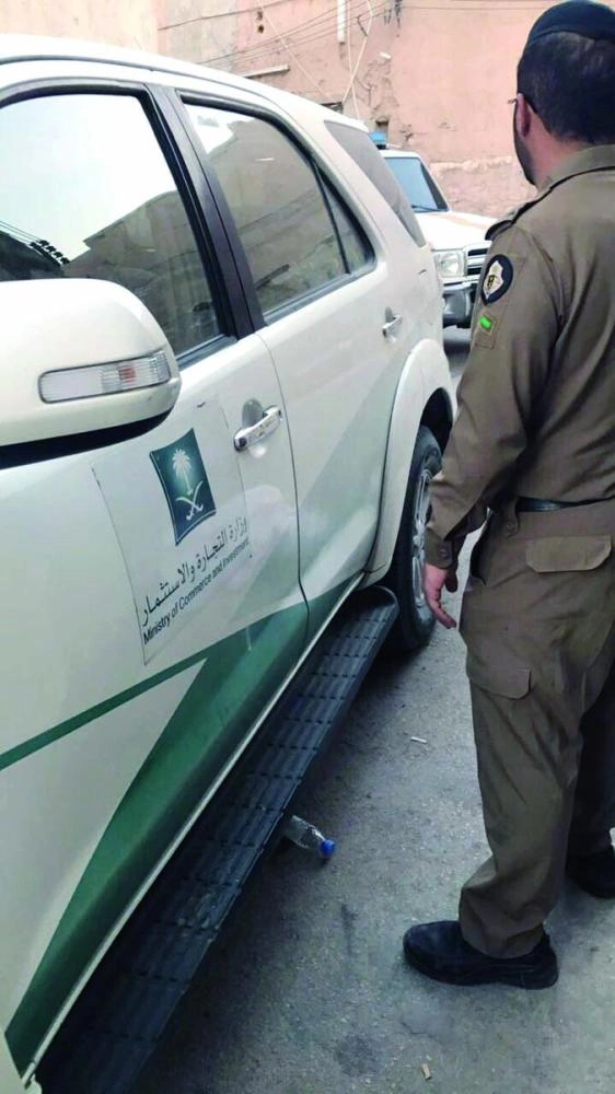 رجل أمن ومركبة التجارة أثناء عمليات التفتيش (مكة)