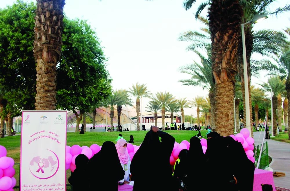 سيدات بإحدى الحدائق خلال حملة التوعية     (واس)