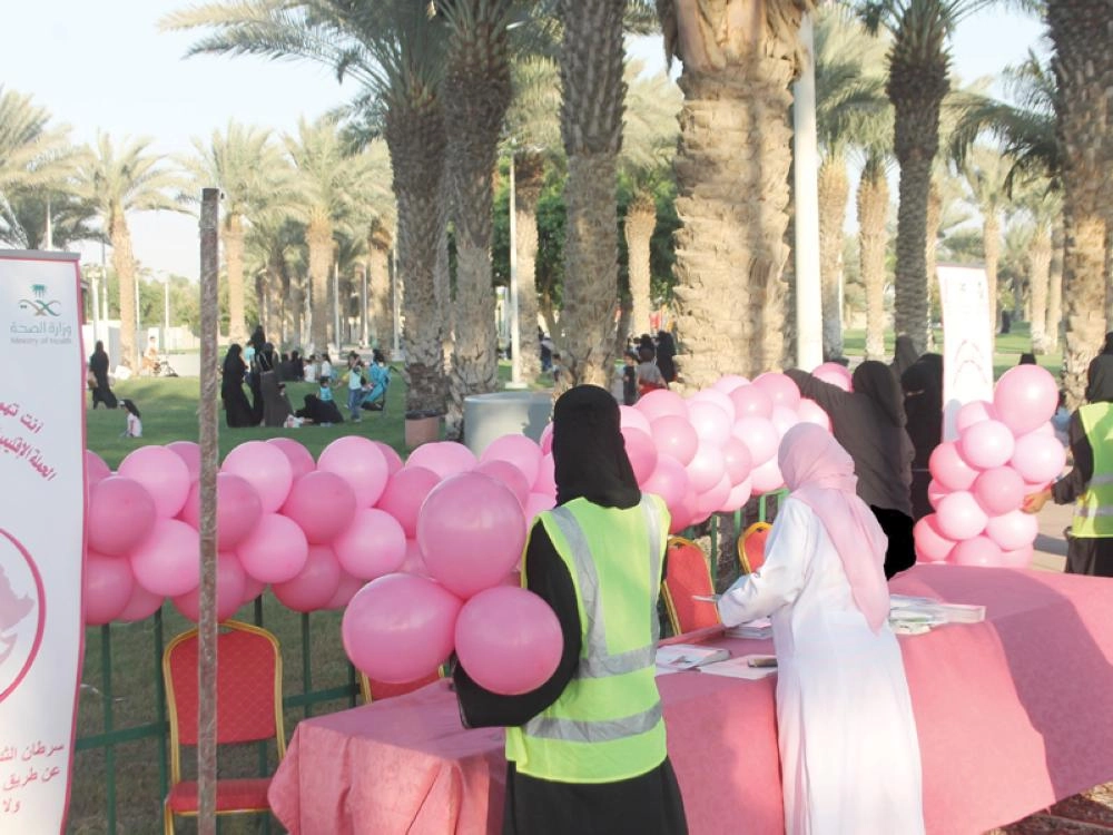 سيدات بإحدى الحدائق خلال حملة التوعية     (واس)