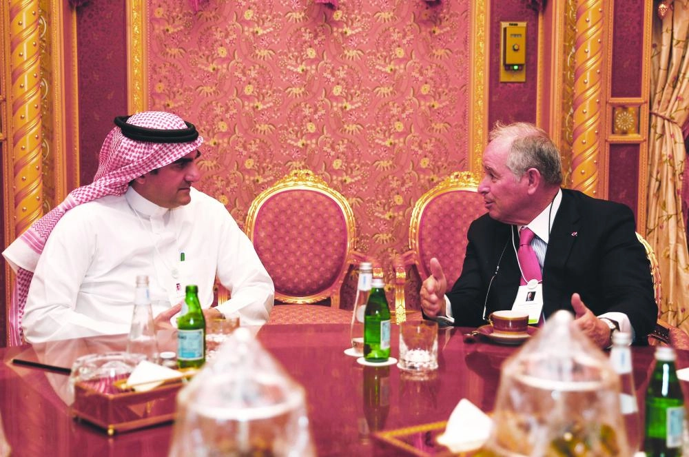 






الرميان وستيفن إيه شوارتزمان عقب توقيع الوثائق النهائية                               (واس) 