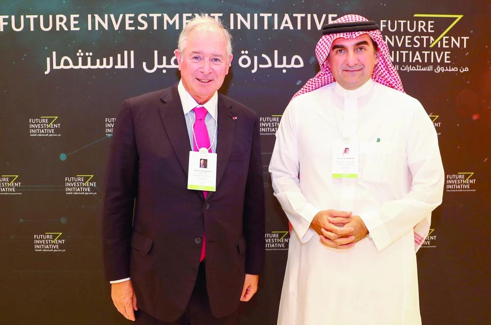 الرميان وستيفن إيه شوارتزمان عقب توقيع الوثائق النهائية (واس)