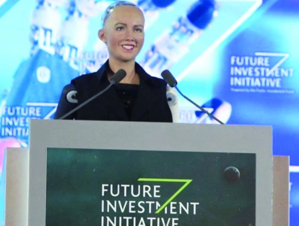 






الروبوت «صوفيا» على المنصة                (واس)