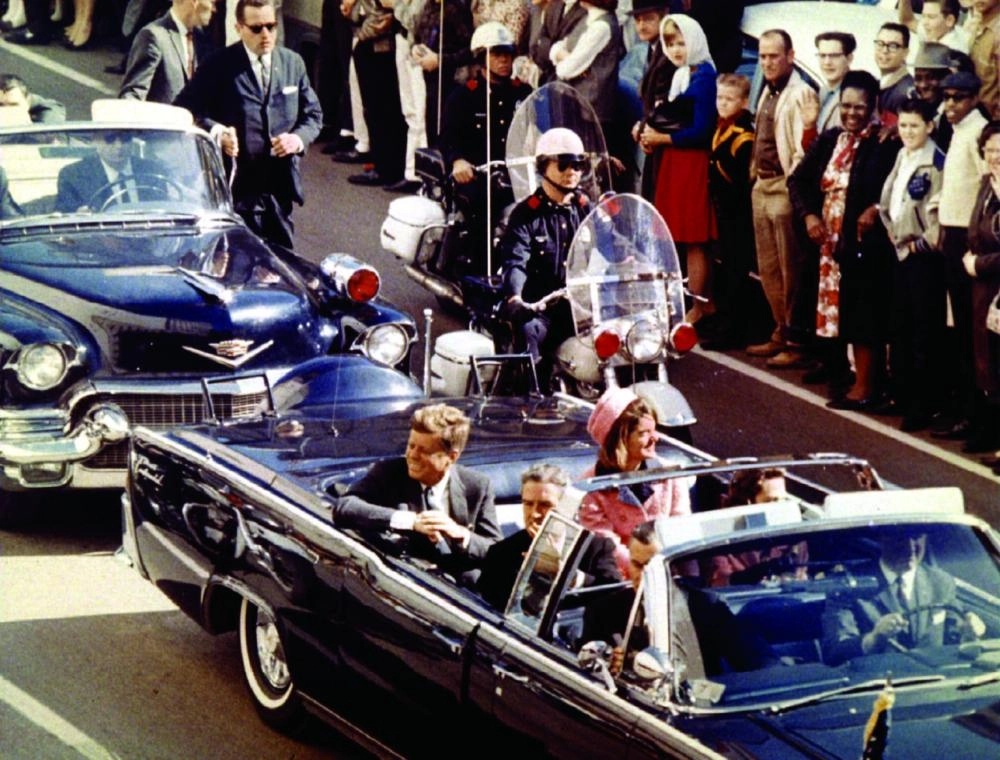 






موكب الرئيس الأمريكي الأسبق كنيدي في دالاس بتكساس قبل لحظات من اغتياله في 1963              (رويترز)