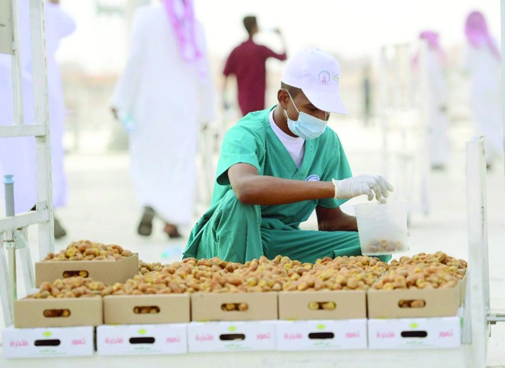 






شاب خلال فرزه التمور في موسم سابق                                     (مكة)