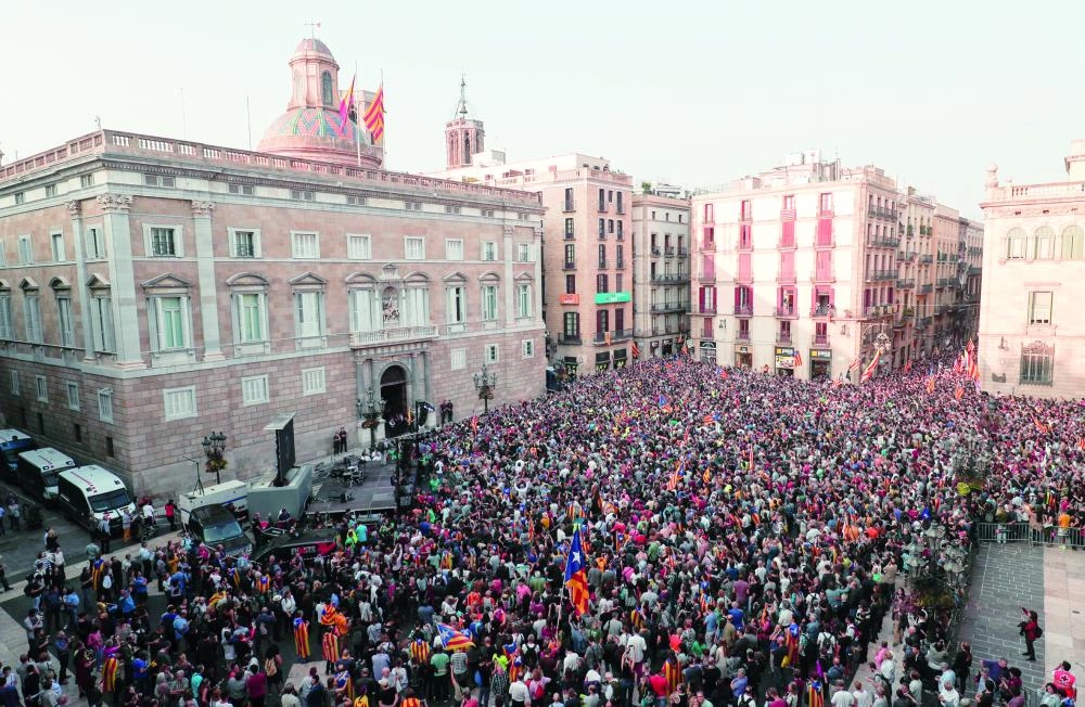 






تجمع كتالوني أمام مقر البرلمان في برشلونة أمس                           (رويترز)