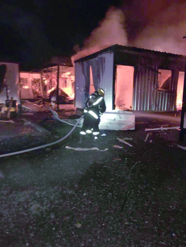 






رجال الإطفاء يخمدون حريقا نتج عن سقوط الصاروخ الحوثي